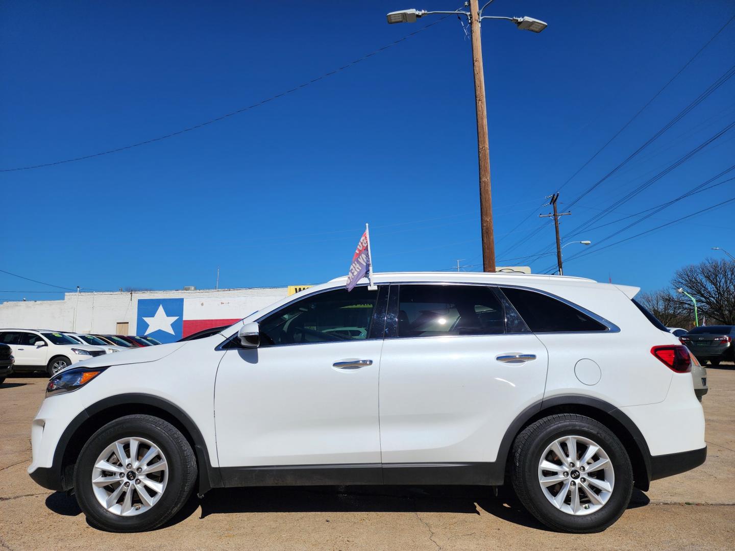 2019 DIAMOND WHITE Kia Sorento LX (5XYPG4A32KG) , AUTO transmission, located at 2660 S.Garland Avenue, Garland, TX, 75041, (469) 298-3118, 32.885551, -96.655602 - Welcome to DallasAutos4Less, one of the Premier BUY HERE PAY HERE Dealers in the North Dallas Area. We specialize in financing to people with NO CREDIT or BAD CREDIT. We need proof of income, proof of residence, and a ID. Come buy your new car from us today!! This is a LIKE BRAND NEW 2019 KIA SOR - Photo#6